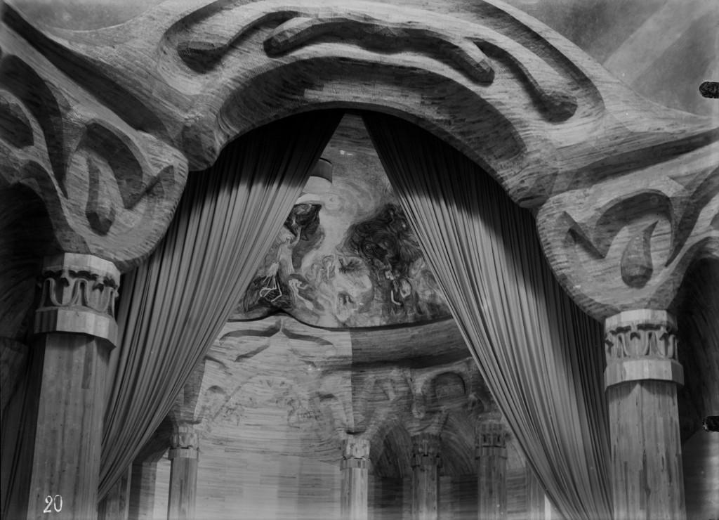 het eerste Goetheanum, kijk in de koepelruimt van het toneel